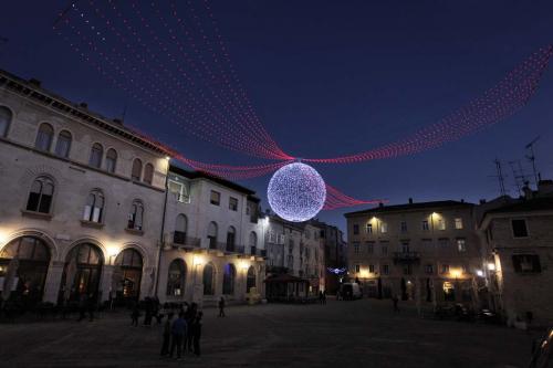 Новогодний шар в Пуле