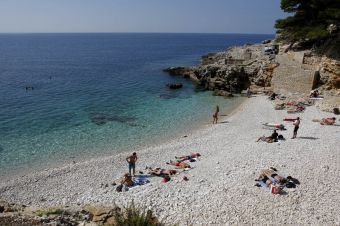 Пляж на курорте Пула в Хорватии