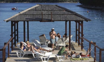 Солнечный день на хорватском курорте Тисно