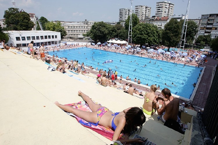 Бассейн в спорткомплексе "Ташмайдан" в Белграде в июле 2016 г.