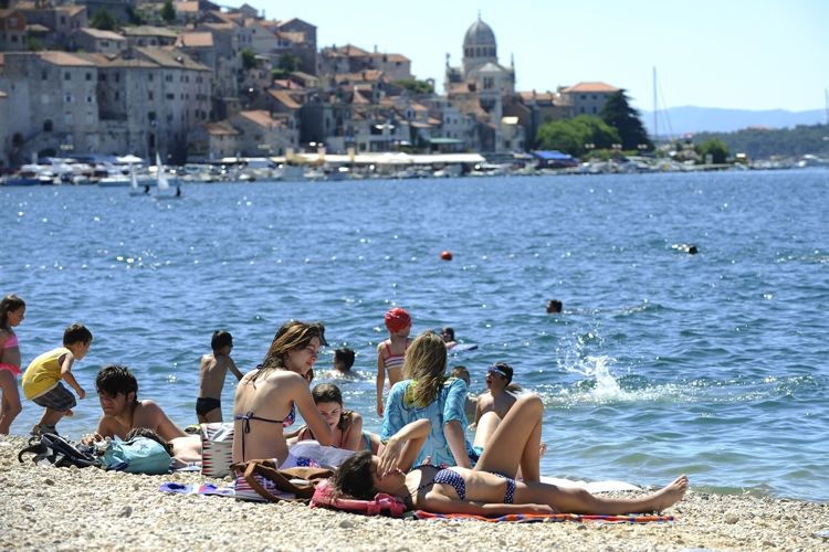 Пляж «Бань» в Шибенике в октябре 2016 года