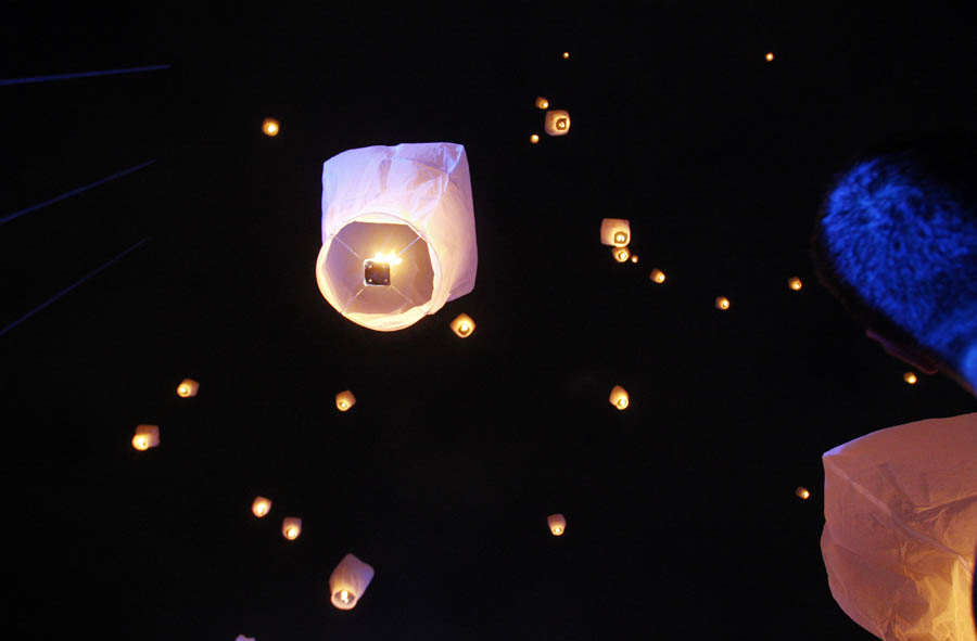 Ночные фонарики в небе Загреба