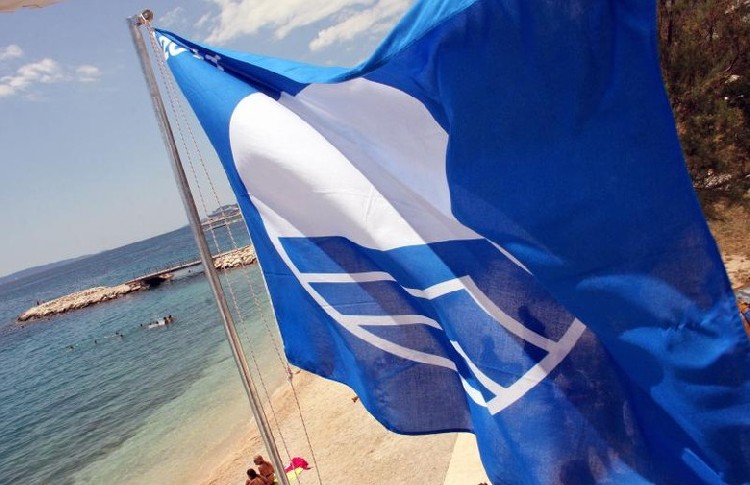 Картинки по запросу голубой флаг на пляжах в опатии