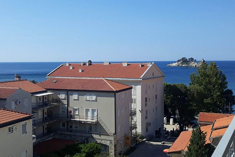 Трехкомнатная квартира у моря в Петроваце, Черногория