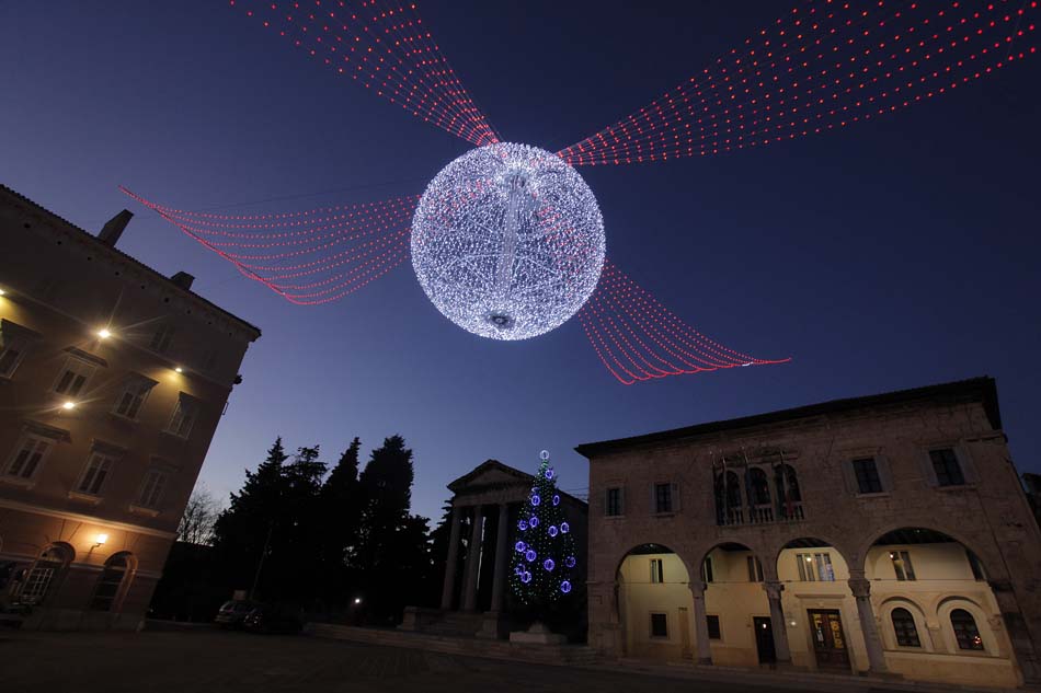 Новогодний шар в Пуле