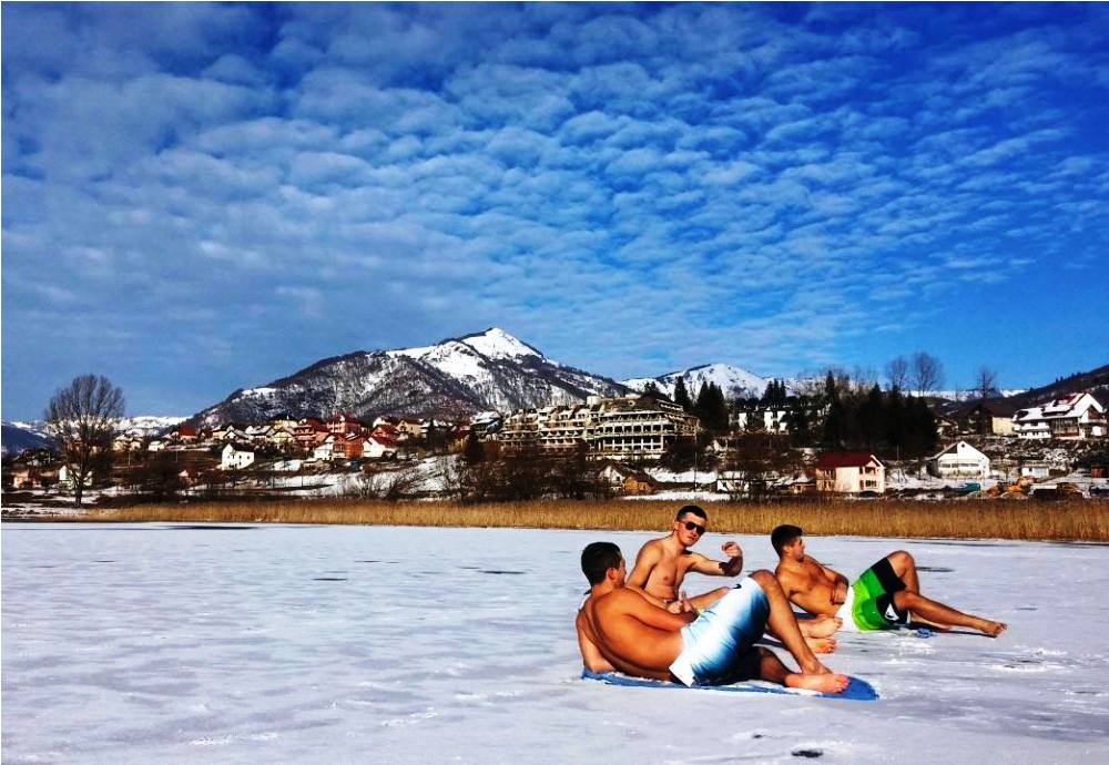 Пляж на льду Плавского озера в Черногории