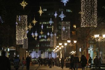 Новогодние украшения на улицах Нови-Сада