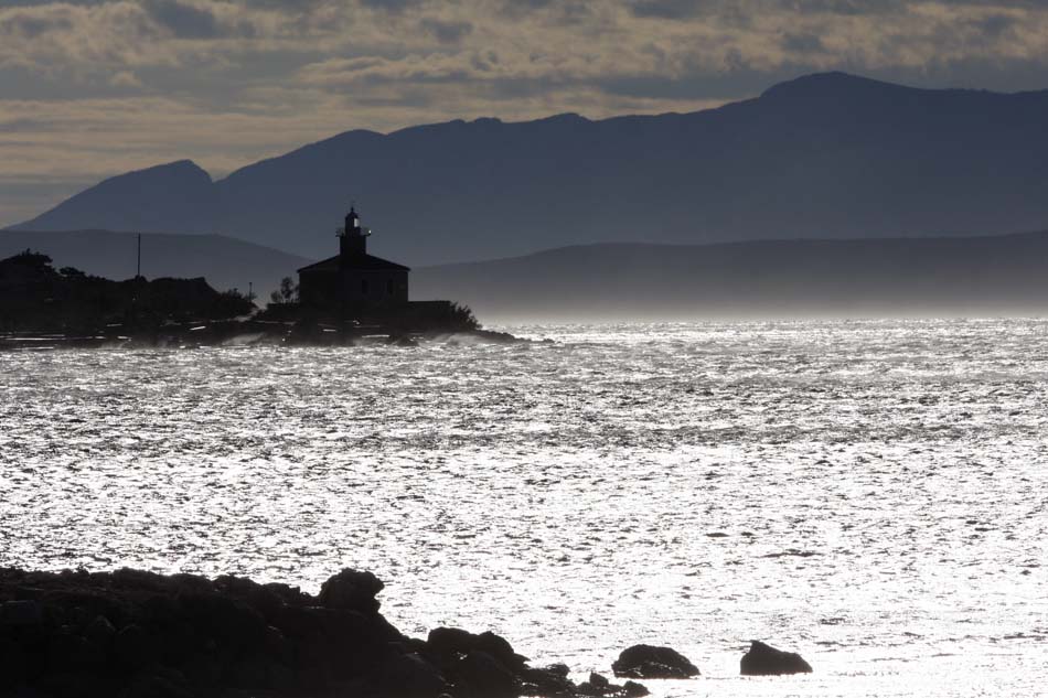 Шторм у хорватского города Макарска