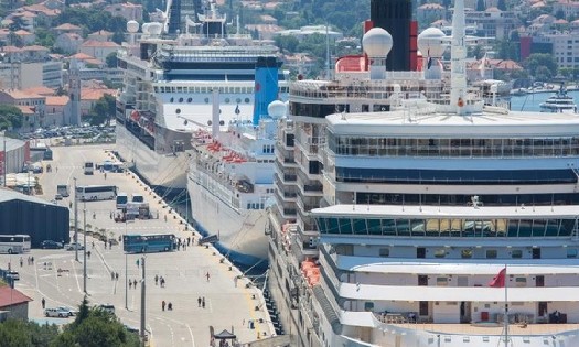 Круизные лайнеры в Дубровнике. Фото: Grgo Елавич, PIXSELL