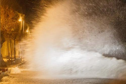 Ураганный ветер в городке Каштел-Нови