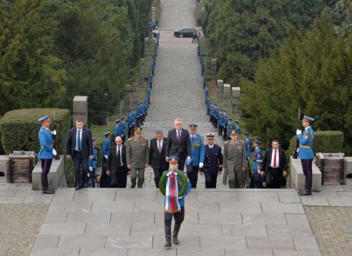 Возложение венка к Могиле Неизвестного Солдата в Белграде