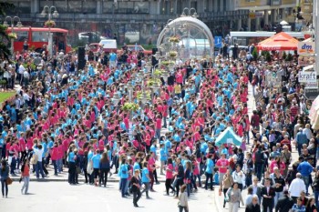 Парад выпускников школ в сербском Нише