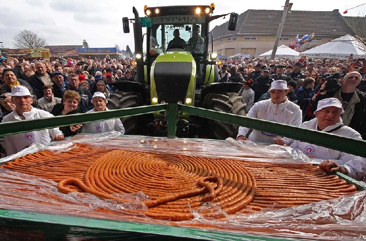 XXXII фестиваль "Кобасицияда" в сербском городке Турия