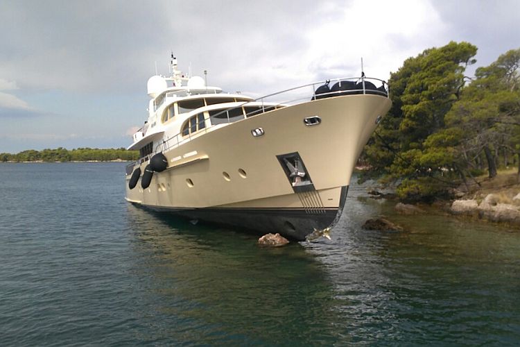 Яхта Perla Nero в канале Св. Анте недалеко от Шибеника