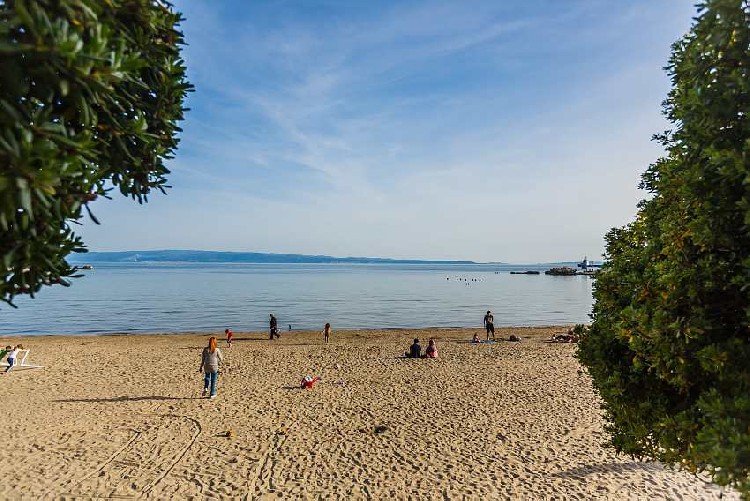 Пляж "Бачвице" в Сплите в апреле 2016 г. 