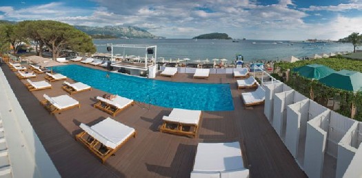 В Будве открылся пляжный клуб Torch Beach Club Пляжный клуб Torch Beach Club в Будве. Фото: Portalanalitika.me