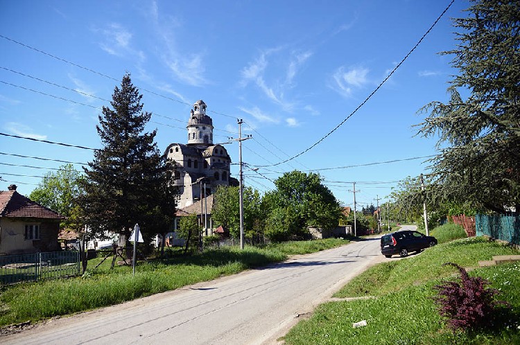 Странный дом в сербском селе Рипань