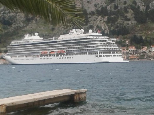 В Котор прибыл круизный лайнер Viking Star Круизный лайнер Viking Star в Которе. Фото: Radio Kotor