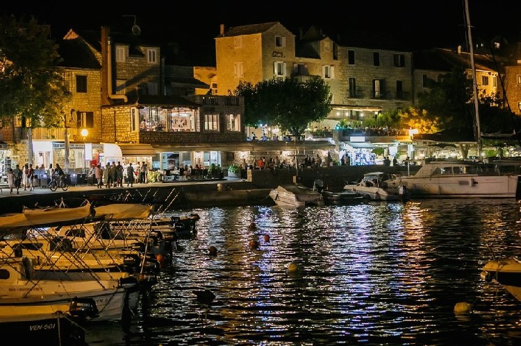 Летний вечер в поселке Бол на острове Брач 