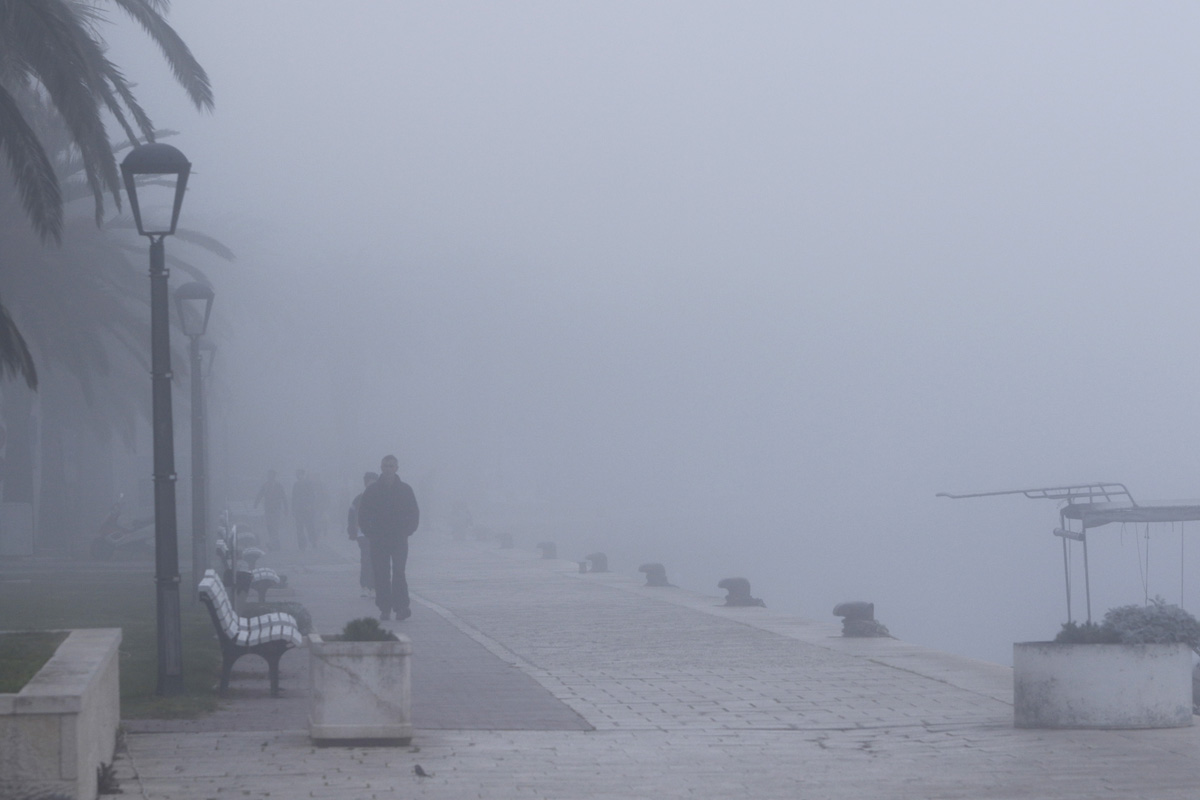 Туман на курорте Макарска в апреле 2016 года