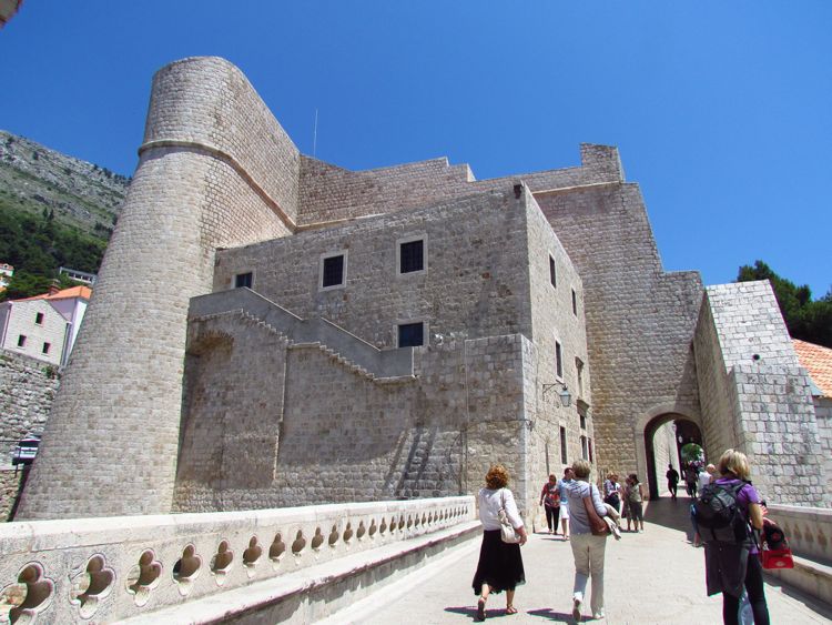 Городские крепостные стены Дубровника. Фото: Visitadriatic.eu