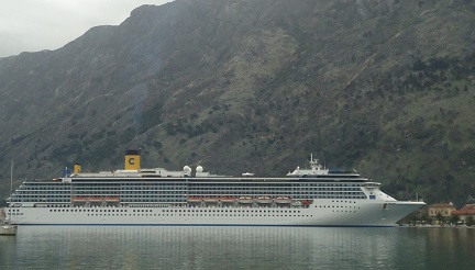 В Котор прибыл круизный лайнер Costa Mediterranea Лайнер Costa Mediterranea в порту Котора. Фото: Radiokotor.com