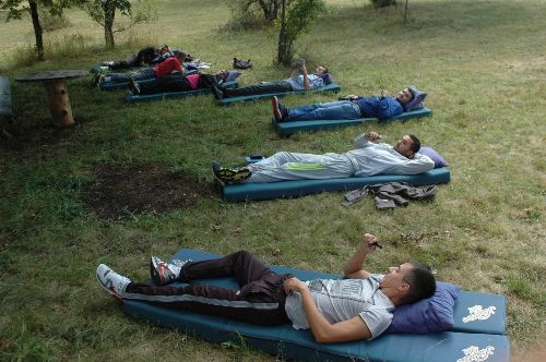 В этноселе Montenegro начались соревнования за звание самого ленивого черногорца Участники соревнования в лени. Фото: Vijesti.me, Ivan Petrušić