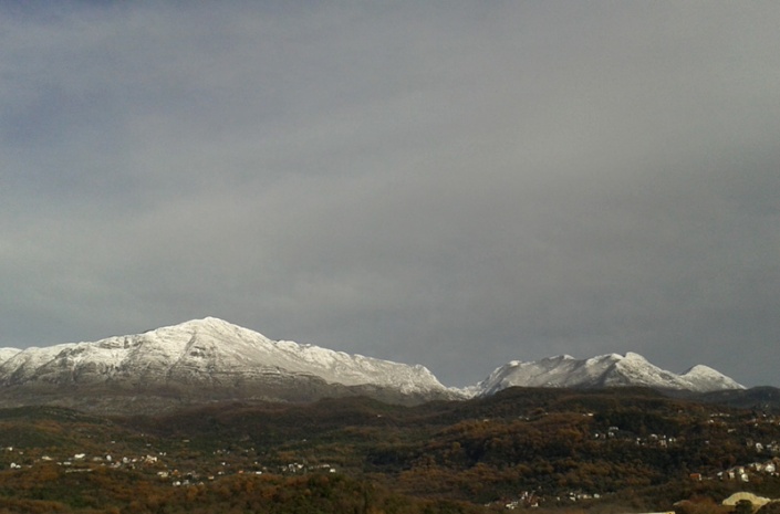 Январский снег на вершинах горы Орьен