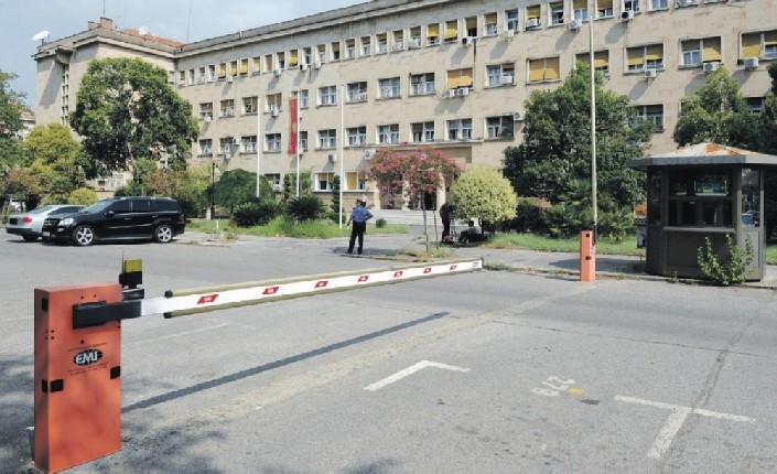 Граждане Черногории сдают незаконное огнестрельное оружие Министерство внутренних дел Черногории. Фото: Vijesti.me, Savo Prelević