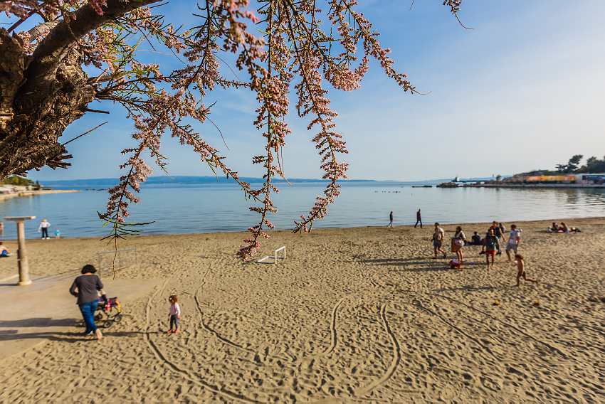 Пляж "Бачвице" в Сплите в апреле 2016 г. 