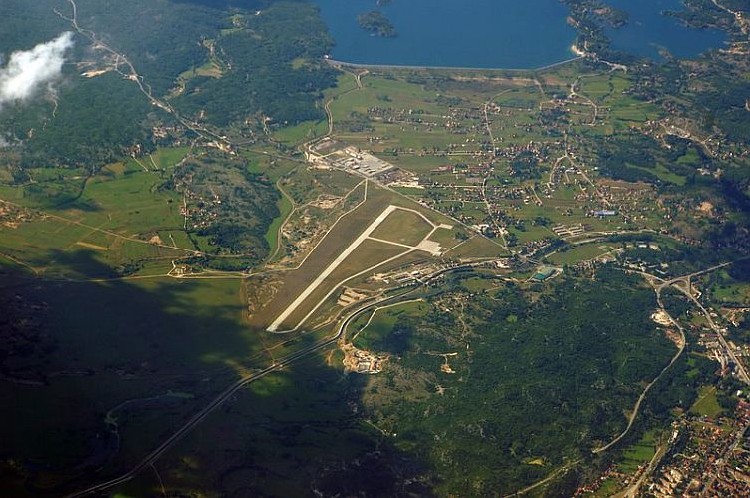 Вид на аэропорт в Никшиче с высоты птичьего полета
