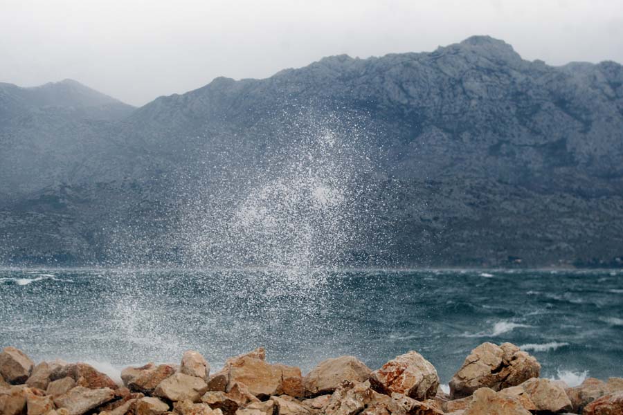 Шторм в хорватском поселке Ражанац Северной Далмации