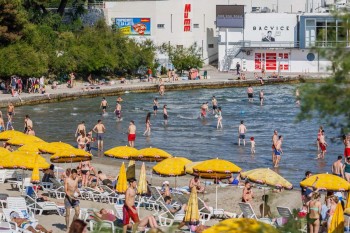 Солнечный день на пляже "Бачвице" в Сплите