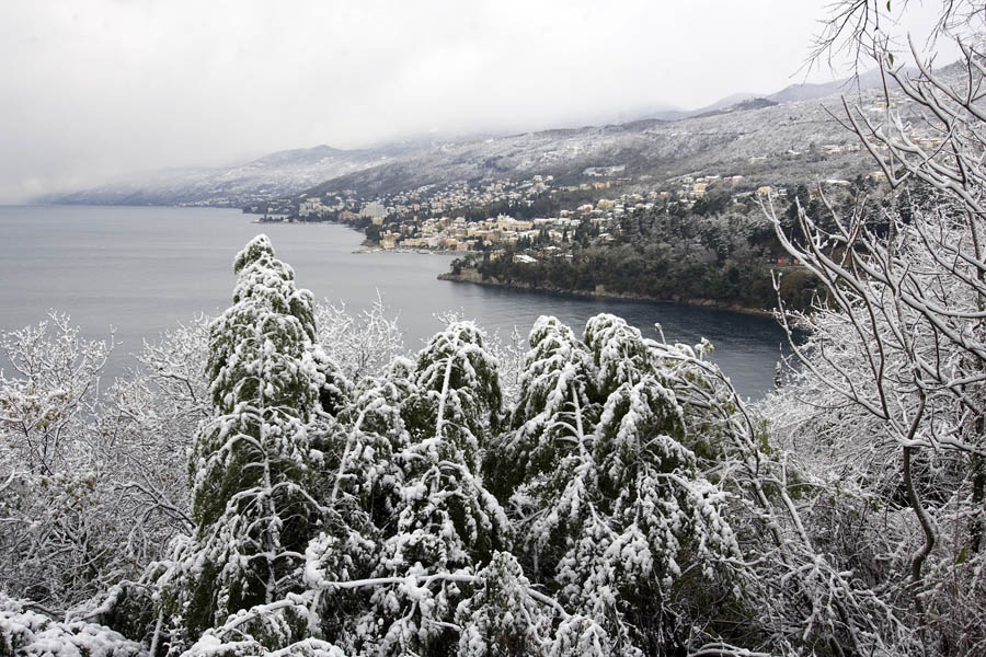 Хорватская Опатия под тонким снежным покрывалом