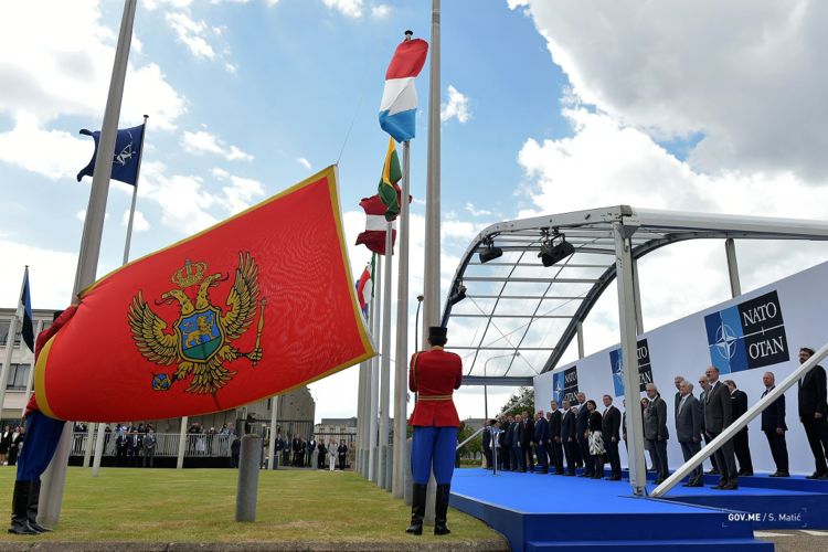 Флаг Черногории в штаб-квартире НАТО в Брюсселе