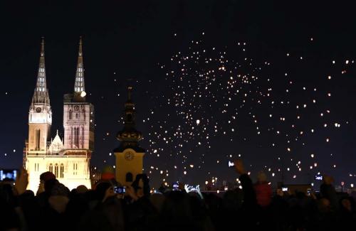 Запуск небесных фонариков в Загребе