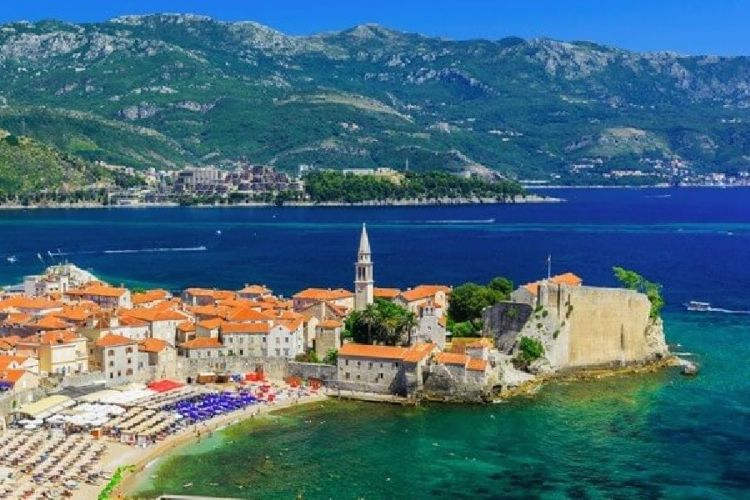 В Черногории пик туристического сезона - в Будве почти 70 тысяч зарубежных гостей