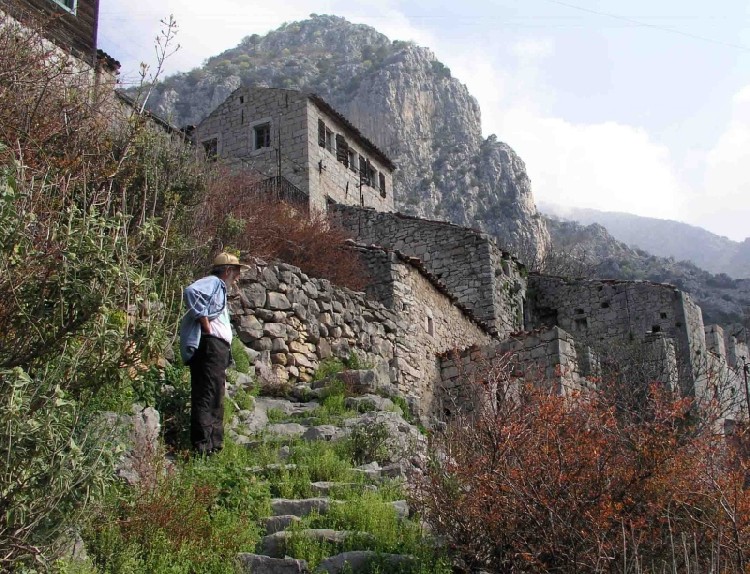 Село Брца на Барской ривьере в Черногории