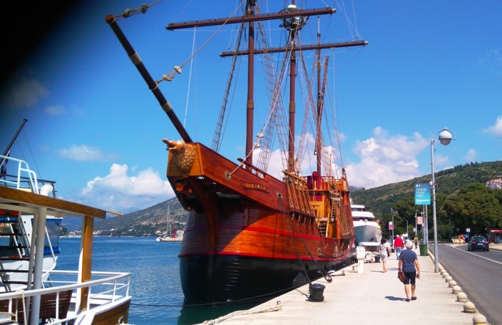 Прогулочный корабль на маршруте между Дубровником и Элафитскими островами