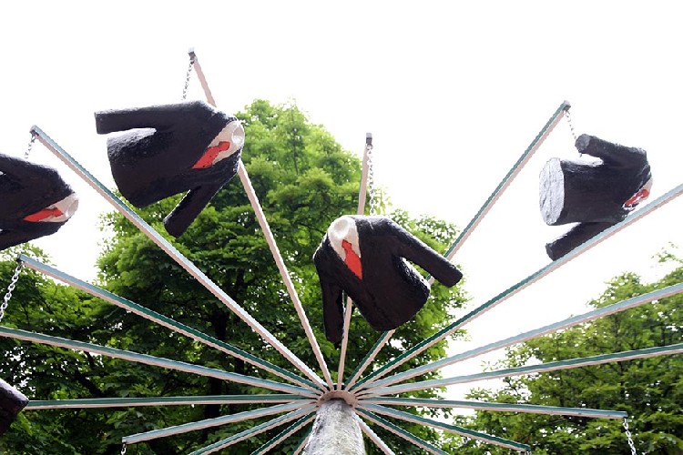 Необычная скульптура в центре Белграда