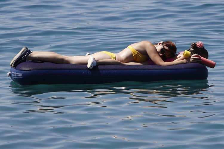 Купание в Адриатике на надувных матрасах