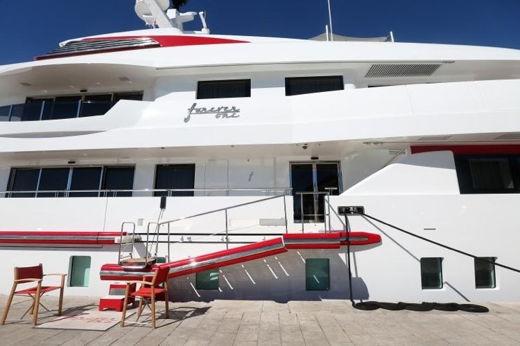 Яхта мексиканского миллиардера Брюса Гроссмана в Шибенике