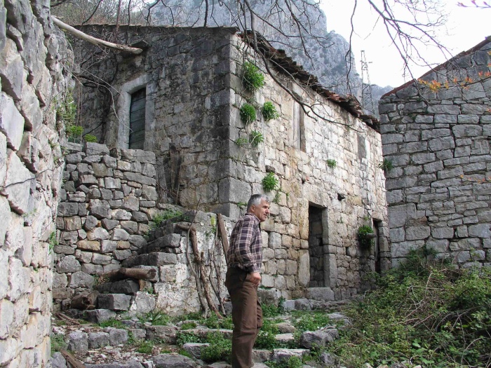 Село Брца на Барской ривьере в Черногории