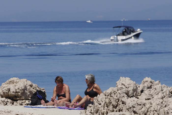 Пляж в городе Макарска. Фото: Jutarnji.hr, Ivo Ravlic, CROPIX Пляж на хорватском курорте Макарска