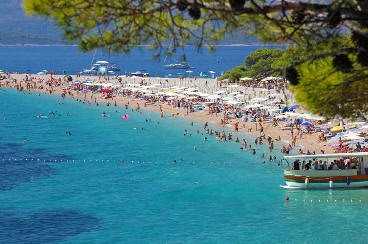 Пляж Zlatni Rat на острове Брач. Фото: Facebook, Croatia Airlines