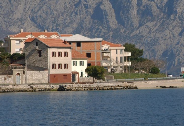 Два дома в Черногории, в Прчань