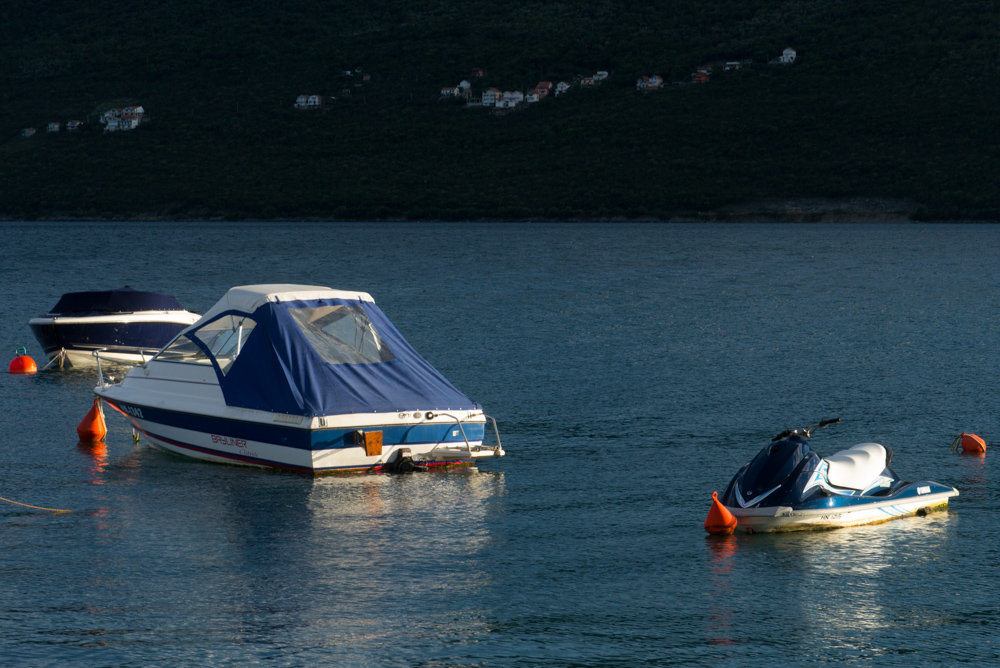 Лодки у поселка Дженовичи в Бока-Которской бухте