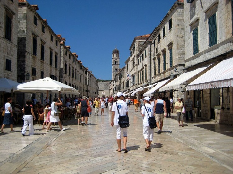 В Дубровнике ужесточили штрафы за появление в пляжном виде на улицах Старого города