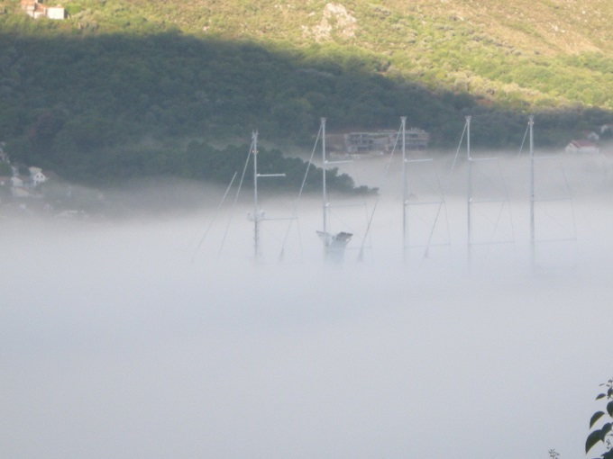 Накрытый туманом парусник Wind Surf в Бока-Которской бухте
