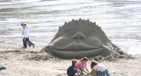 Песчаная скульптура на пляже Бачвице в Сплите